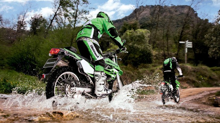 два мотоциклиста выехали одновременно