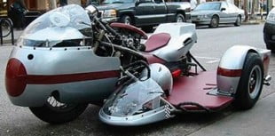 Необычный гоночный мотоцикл с коляской